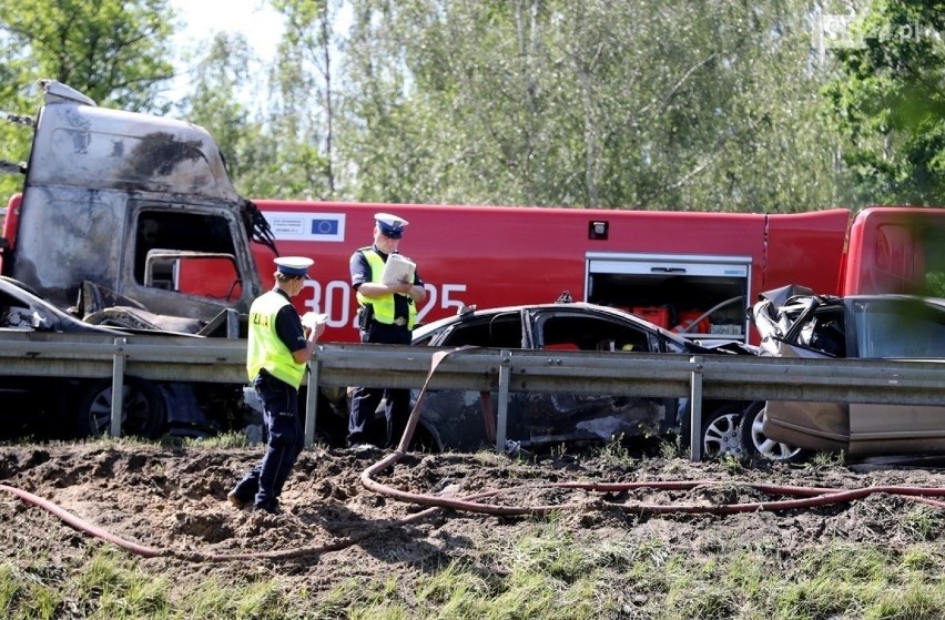 Sprawca katastrofy na A6/S3 pod Szczecinem, w której zginęła 5-osobowa rodzina ze Stargardu, na wolności czeka na wyrok