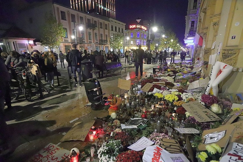 Protest na Piotrkowskiej. Około stu osób pojawiło się dziś przed siedzibą PiS. ZDJĘCIA