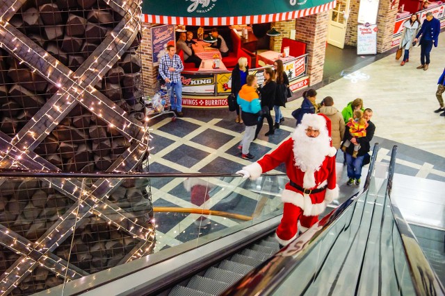 Święty Mikołaj pojawił się w centrum handlowym w Katowicach.