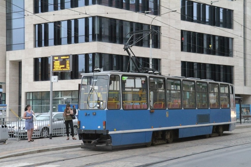 Przy Dworcu Głównym wykoleił się tramwaj  [ZDJĘCIA]