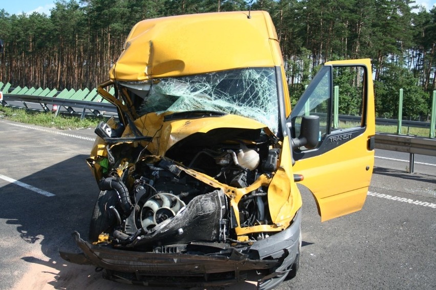 Wypadek na autostradzie A1. Kierowca transista uderzył w tył ciężarówki