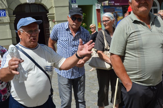 Wszystkie ścieki i miejskie i wiejskie są takie same- skandowali podczas protestu  przeciwko horrendalnym podwyżkom za ścieki,  mieszkańcy dwóch miejscowości w gminie wiejskiej Żary.