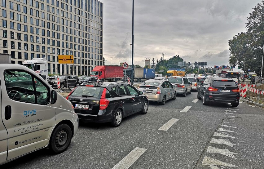 Kraków. Postępy prac przy przebudowie al. 29 Listopada. Widać już sporo zmian! Kiedy koniec utrudnień? [ZDJĘCIA]