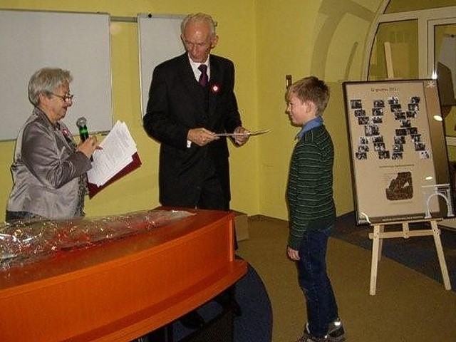 Pierwsze miejsce zajął Nikodem Bulicz z klasy IIIc za pracę "Dzieci poznańskie witają Ignacego Paderewskiego&#8221;.