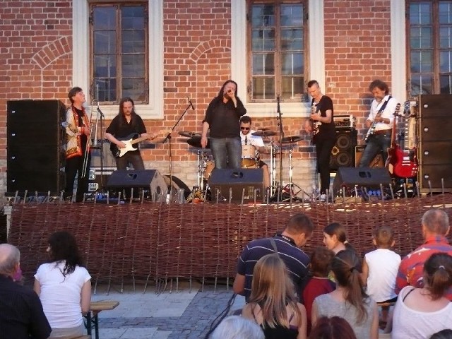 Super Blues Band podczas plenerowego koncertu w Sandomierzu. 