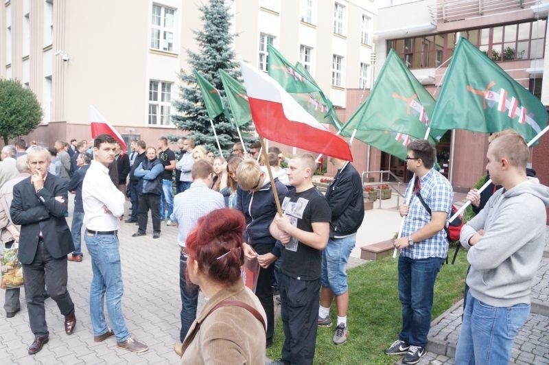 - Protestujemy przeciwko pladze dzików - oburzał się Jan...