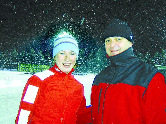 Katarzyna Wójcicka przypomniała sie sanockim kibicom. Po prawej jej trener, Krzysztof Niedźwiedzki.