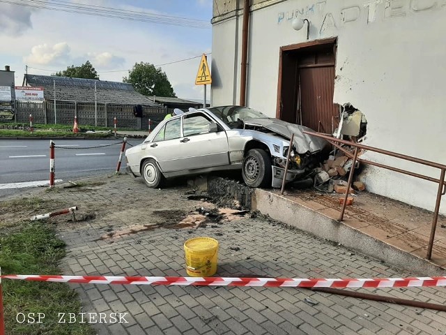 Do groźnego wypadku doszło w czwartek, 8 października, po godz. 14 we wsi Zbiersk-Cukrownia w powiecie kaliskim. Na miejscu działała straż pożarna, policja i ratownicy medyczni.Przejdź do następnego zdjęcia ----->