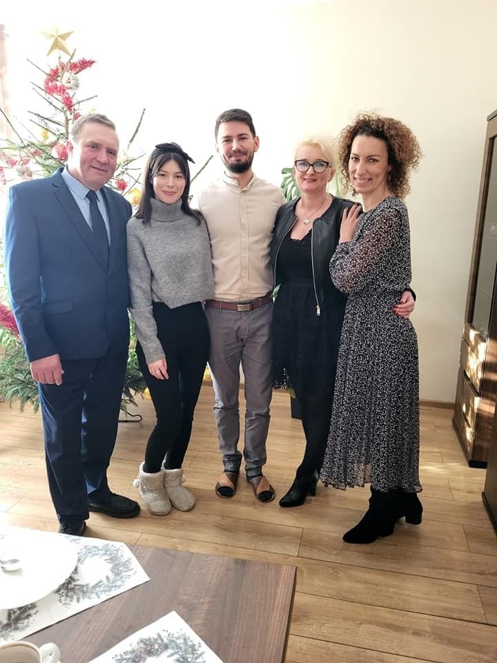W domu Tomka i Kasię z "Rolnik szuka żony" odwiedziła wójt Sadowia Marzena Urban-Żelazowska. Były gratulacje i serdeczności. Zobacz zdjęcia