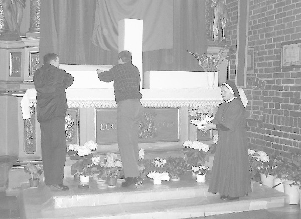 W kolegiacie p.w. św. Mikołaja miejsce na Grób  Pański, przy ołtarzu bocznym przygotowywali  siostra Klemensa, zachrystianka oraz Jan  Malesa i Piotr Makowski.