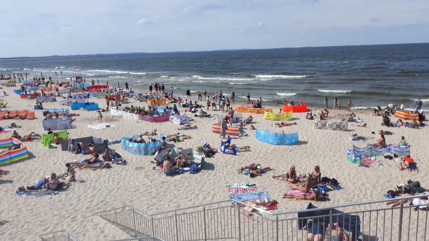 Weekend w Międzyzdrojach. Tłumy na plaży i promenadzie 