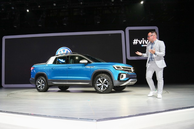 Volkswagen Tarok ConceptTarok Concept został wyposażony w czterocylindrowy silnik TSI o pojemności 1,4 litra i mocy 150 KM. W Brazylii jednostka ta należąca do rodzaju TotalFlex-Fuel może być zasilana zarówno etanolem (E100), jak i mieszanką benzyny z etanolem (E22). Silnik TSI współpracuje z 6-biegową przekładnią automatyczną; Taroka wyposażono również w stały napęd na cztery koła 4MOTION. Fot. Volkswagen