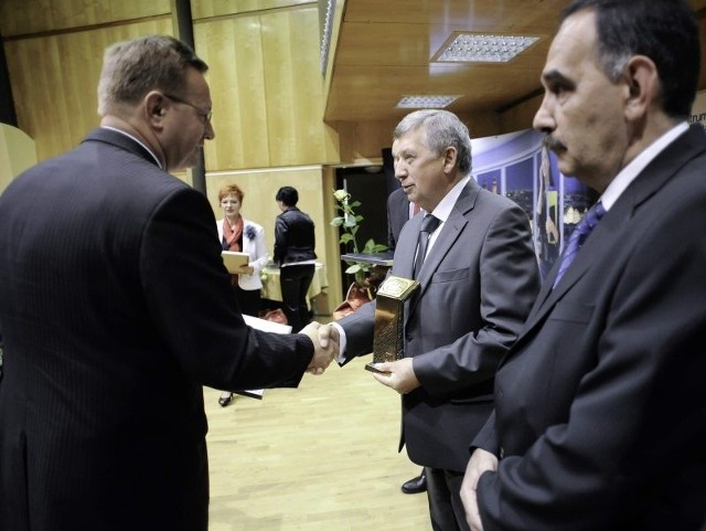 Prof. Marian Duczmal, rektor uczelni (z prawej), odbiera gratulacje od Ryszarda Wilczyńskiego, wojewody opolskiego.