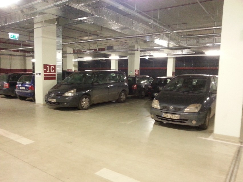 Wrocław: Znów wywiesili kartkę "brak miejsc" na parkingu NFM, a miejsca... są