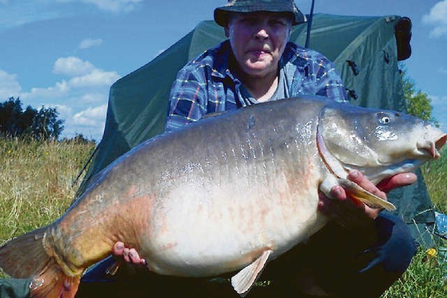 Podczas czerwcowej zasiadki na Nekielce Wiesław Łysik złowił karpia ważącego 22,3 kg