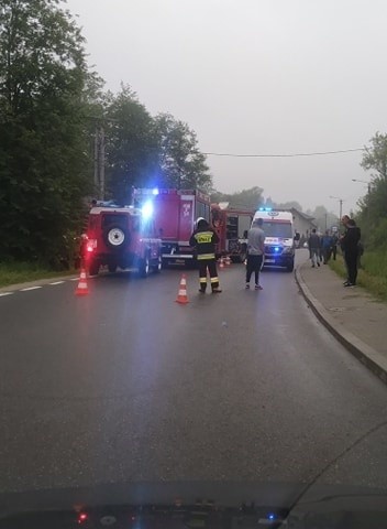 17-latka z rozbitego samochodu wyciągnęli strażacy. Niestety...