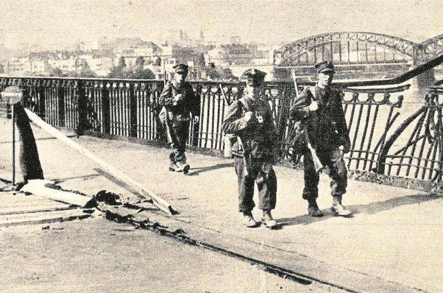Patrol wojskowy na moście Poniatowskiego