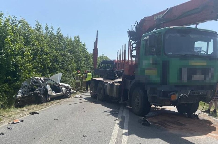 Wypadek w Górze 21.06.2021 r. Kierowca ciężarówki najechał na tył samochodu osobowego, jedna osoba w szpitalu