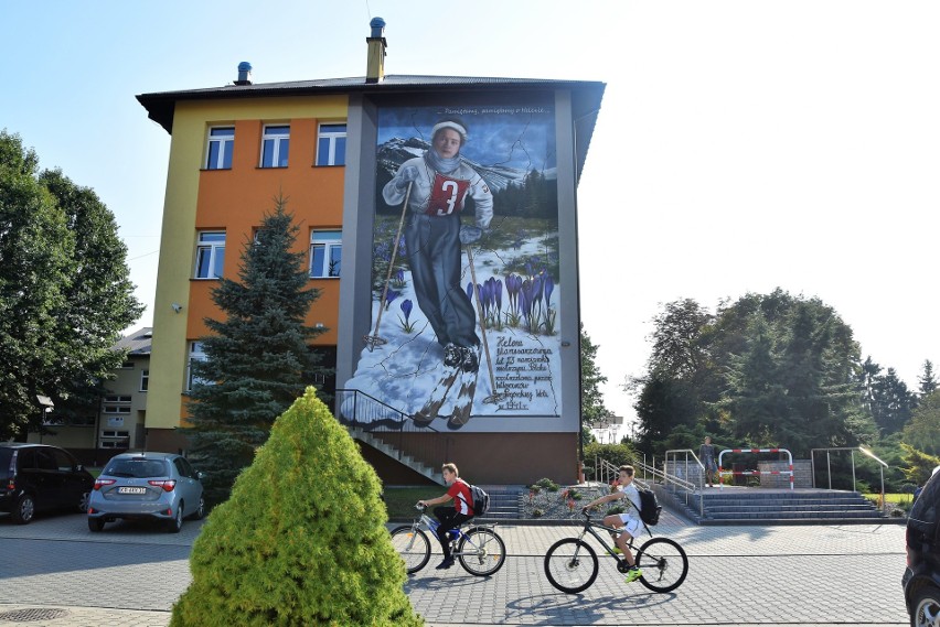 Mural odzwierciedla przedwojenne zdjęcie Heleny Marusarz na...