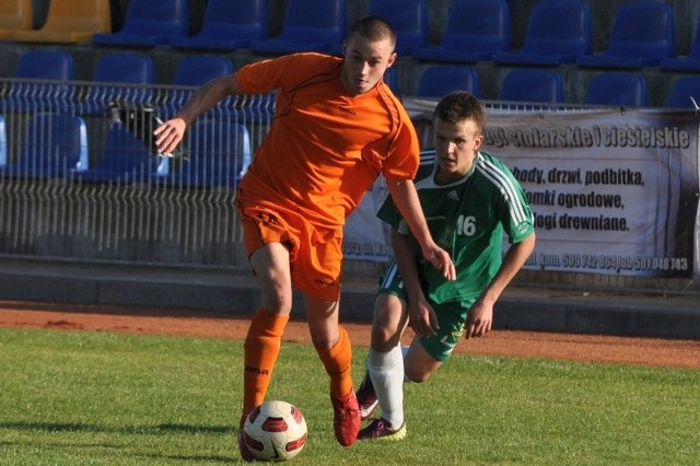 Jakub Syldorf (z lewej) jest bardzo blisko przejścia z IV-ligowej Swornicy Czarnowąsy do klubu ze Zdzieszowic.