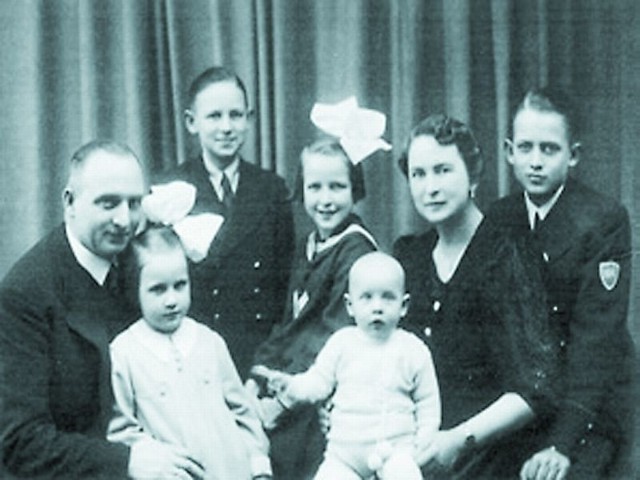 Józef Pilaczyński z rodziną. Odbitkę tego zdjęcia znaleziono podczas ekshumacji przy jego zwłokach