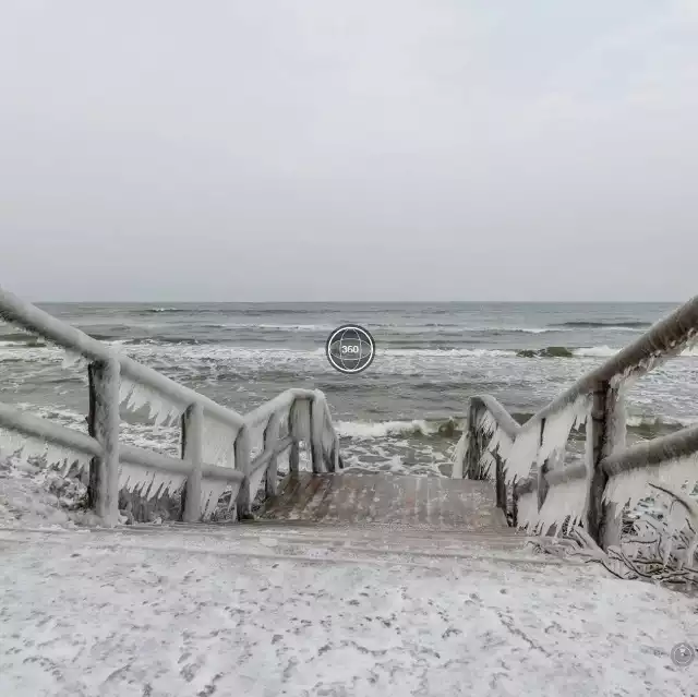 Jastrzębia Góra w 360 stopni. Zobacz oblodzoną ławeczkę zakochanych