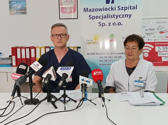 Od lewej: Robert Kowalczyk, kierownik Zakładu Fizjoterapii, Ewa Golonka, Naczelna Pielęgniarka w szpitalu na J&oacute;zefowie.
