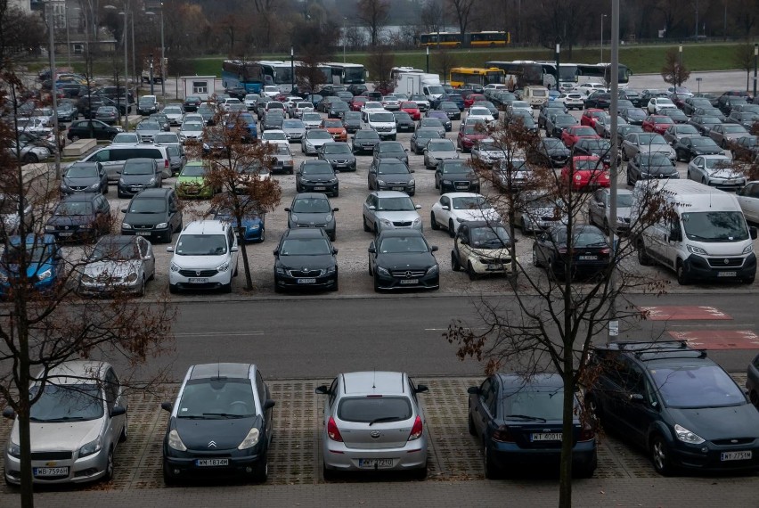 W grudniu 2022 roku w Polsce oferowano 169,383 aut z drugiej...