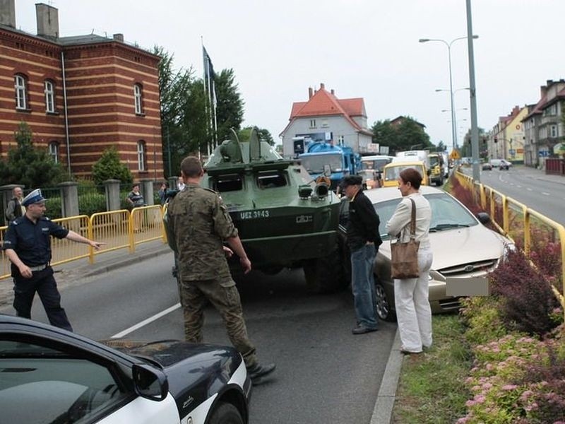 Wóz pancerny zderzył się z samochodem w Słupsku