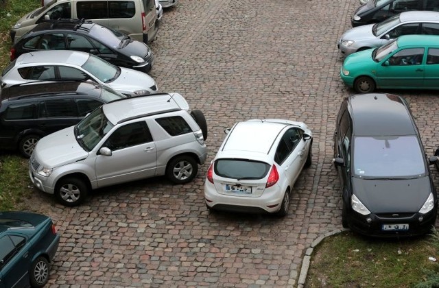 Wszyscy zdają sobie sprawę z utrudnionego parkowania na Podzamczu. Co nie zwalnia kierowców od myślenia.