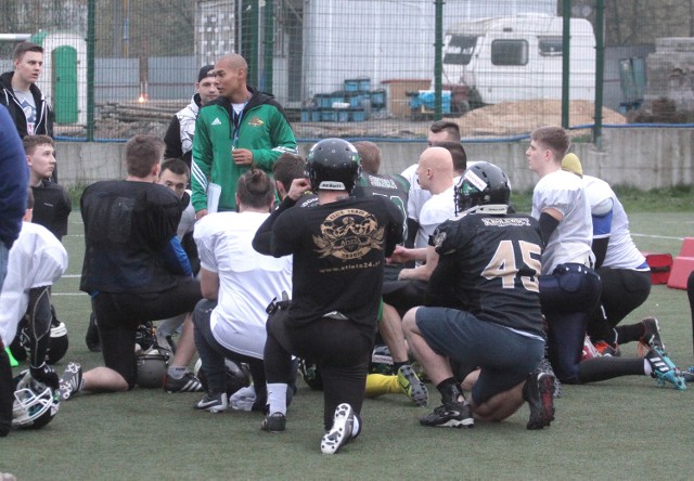 Futboliści Green Ducks Radom przygotowują się do sezonu 2016 pod okiem trenera Luke'a Zetazate (w zielonej bluzie).