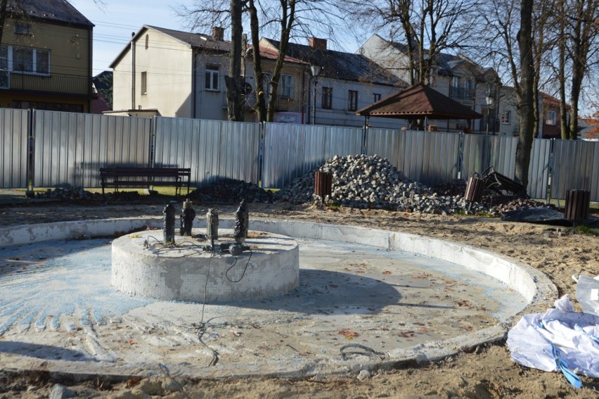 Na skwerku w Radoszycach trwa budowa fontanny multimedialnej