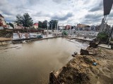 Plac budowy nowej galerii handlowej w Lesznie jak basen. Po ulewach woda zalała fundamenty [ZDJĘCIA]
