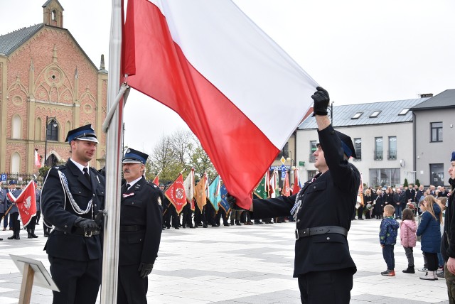 Druhowie wciągają flagę państwową na maszt