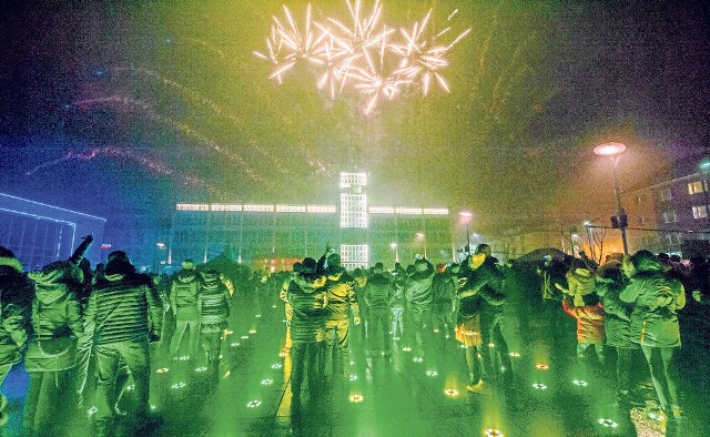 Co roku przed koszalińskim ratuszem jest organizowana impreza połączona z pokazem fajerwerków