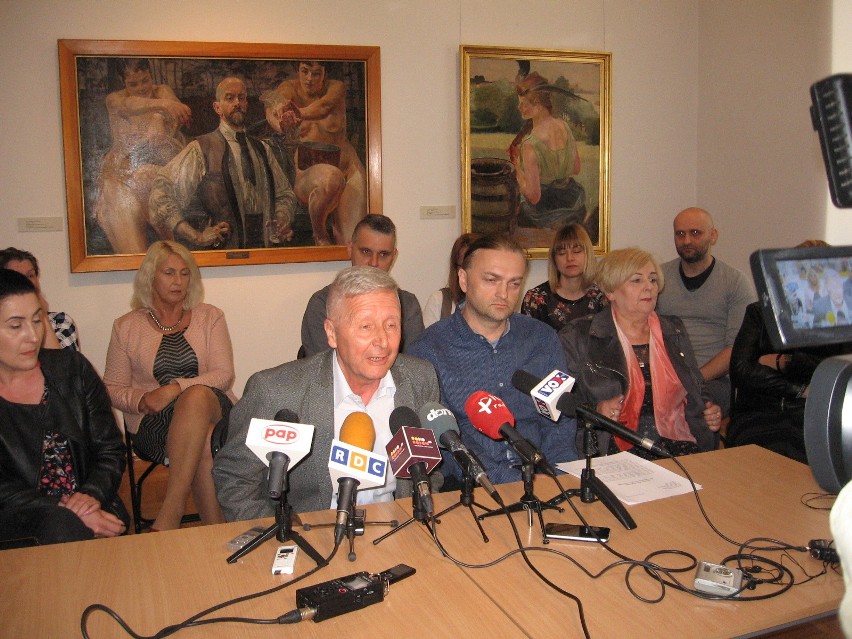 Jacek Słupek pokazuje pismo pracowników Muzeum imienia...