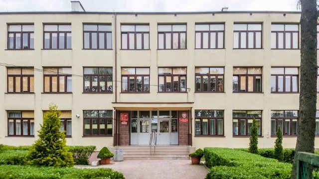 Budynek szkoły podstawowej w Małogoszczu.