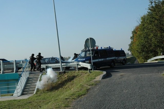 15.45 - Bandytów zatrzymali dopiero policjanci, którzy zablokowali droge. Padly strzaly ostrzegawcze.