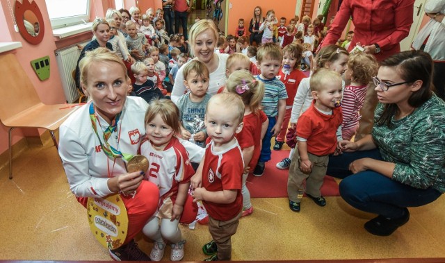 Taki gość nie zdarza się często! Maluchy z Przedszkola Niepublicznego Misiolandia przy ul. Łowickiej w Bydgoszczy gościły u siebie złotą medalistkę igrzysk olimpijskich w Rio 2016 Natalię Madaj. Dzieciaki zbudowały dla niej kajak z tektury, obejrzały krótki film i zadawały trudne - jak przystało na maluchy - pytania. Najbardziej ciekawiło je, co złota medalistka jada. Na końcu dzieciaki wręczyły jej własnoręcznie wykonany złoty medal. 