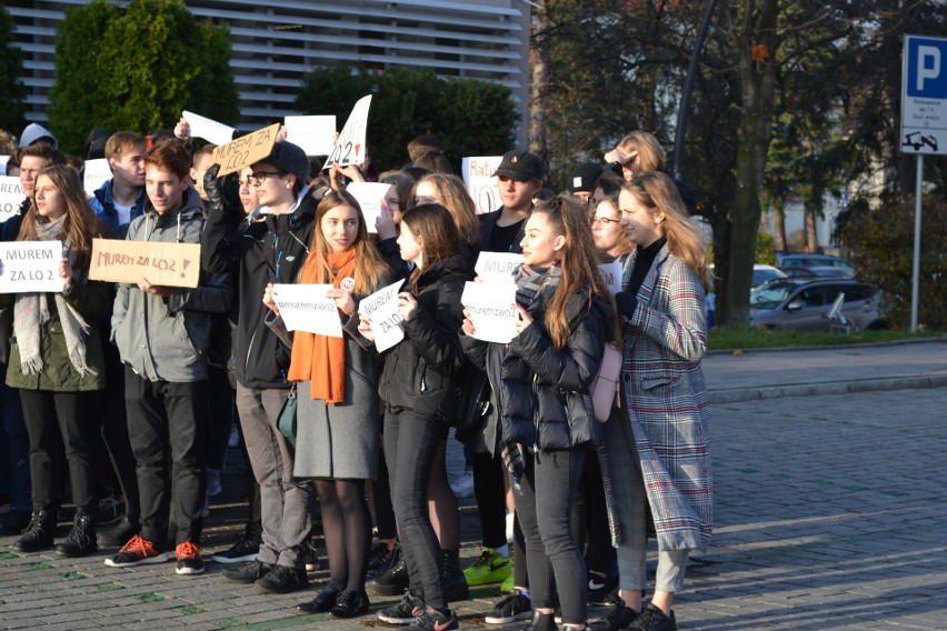 Strajk uczniów i nauczycieli przed Urzędem Miejskim w...