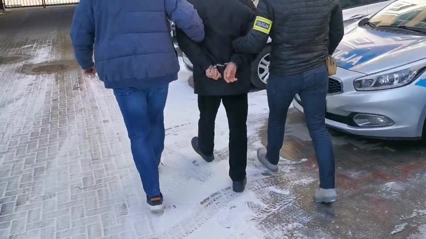 Białystok. Funkcjonariusze zatrzymali 62-latka podejrzanego o udział w oszustwie metodą "na policjanta" (zdjęcia, wideo)