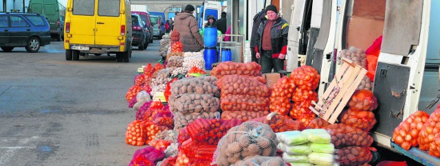 Na radomskim Rolno-Spożywczym Rynku Hurtowym przebywa codziennie nawet do 3 tysięcy osób handlujących i kupujących.