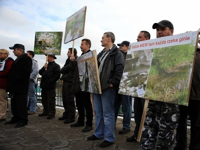 Szczecin. Protest ekologówKilkudziesieciu ekologów i wedkarzy protestowalo wczoraj w Szczecinie przeciwko planom budowy elektrowni wodnych na rzekach.