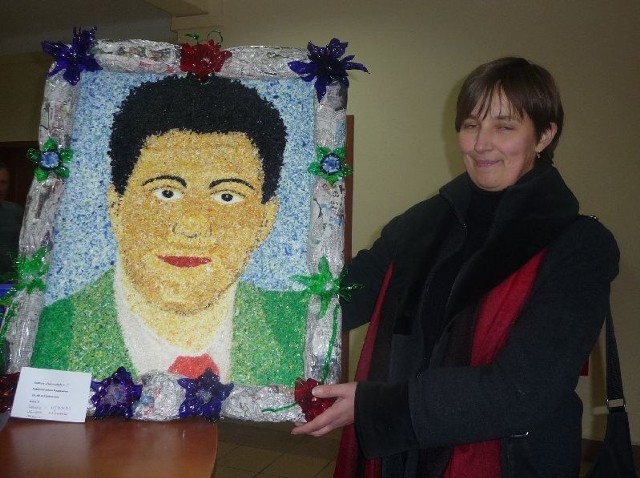 Uczniowie z Kajetanowa stworzyli portret wójta Szczepana Skorupskiego z nakrętek na konkurs plastyczny. 