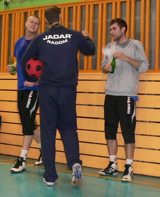 Marcin Kryś (pierwszy z prawej) trenował w poniedziałek z siatkarzami Jadaru.