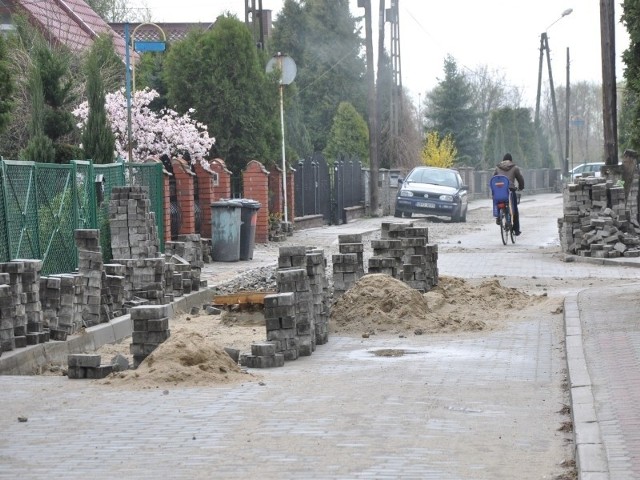 Wczoraj na ulicy Polnej nie było ani jednego budowlańca. I tak jest od trzech tygodni. Gdyby chociaż położono kostkę, drogą mogłyby jeździć samochody.