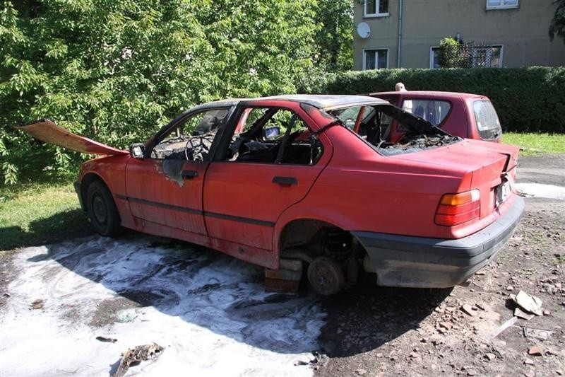 Na ul. Oleskiej spaliły się BMW i mały fiat.
