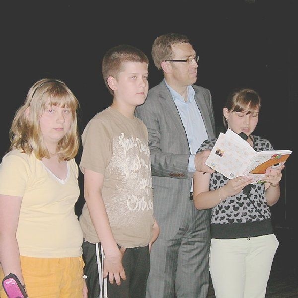 Magda, Michał i Diana czytali na scenie  Teatru Letniego fragment książki Macieja  Orłosia "Tajemnicze przygody Meli"