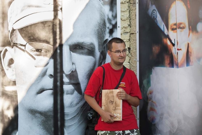 Wielkie fotografie na terenie słupskiego Podwórka Kulturalnego (wideo, zdjęcia) 