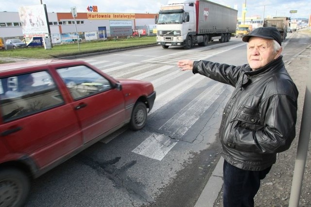 Marian Wilk z ulicy Łódzkiej skarży się na zapadniętą jezdnię przed jego domem, co powoduje potworny hałas, gdy przejeżdżają tiry.